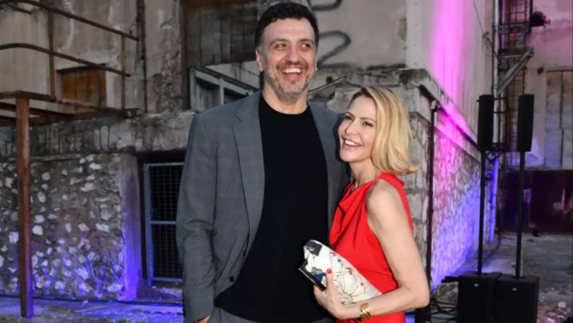 Τζένη Μπαλατσινού - Βασίλης Κικίλιας: Εύχονται «καλή χρονιά» με ένα τρυφερό φιλί