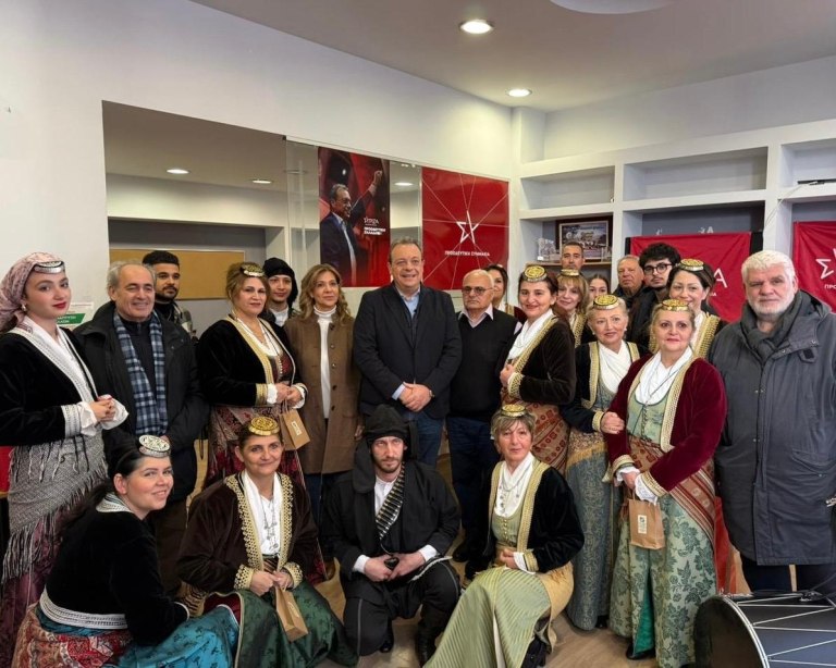 Στη Θέρμη άκουσε τα κάλαντα ο Φάμελλος - «Να ενώσουμε τα χέρια για να κάνουμε ισχυρή την κοινωνία»