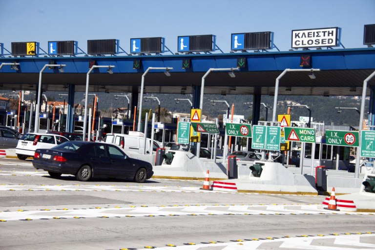 ΣΥΡΙΖΑ: Ευχές με αυξήσεις σε διόδια και νερό στέλνει για το 2026 η κυβέρνηση Μητσοτάκη