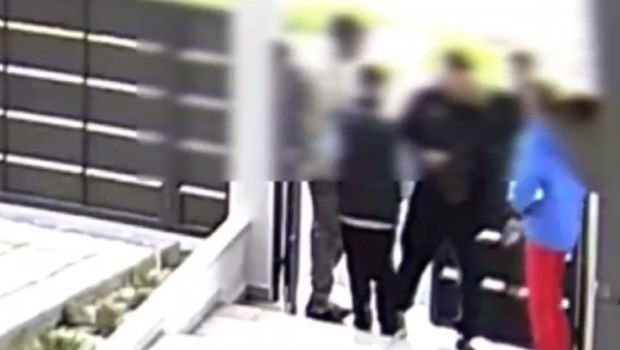 Πάτρα: Τρεις νεαροί αρπάζουν τα χρήματα από δύο παιδιά που έλεγαν τα κάλαντα - Βίντεο ντοκουμέντο