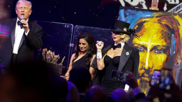 Τραμπ: Δεν κοιμάμαι σε συνεδριάσεις - Έχω μελανιές επειδή παίρνω μεγαλύτερη ημερήσια δόση ασπιρίνης