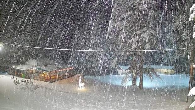 Χιονοπτώσεις και χαμηλές θερμοκρασίες στα ορεινά της Ηπείρου - Επιχείρηση απεγκλωβισμού 5 οχημάτων στο Ζαγόρι