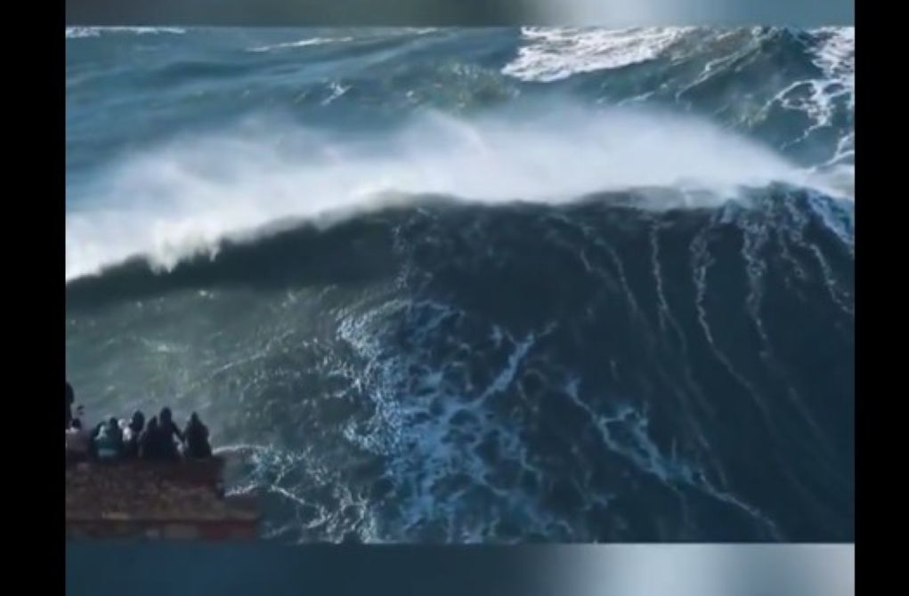 Θαλάσσιο υπερθέαμα στη Ναζαρέ – Εικόνες με γιγαντιαία κύματα που κόβουν την ανάσα