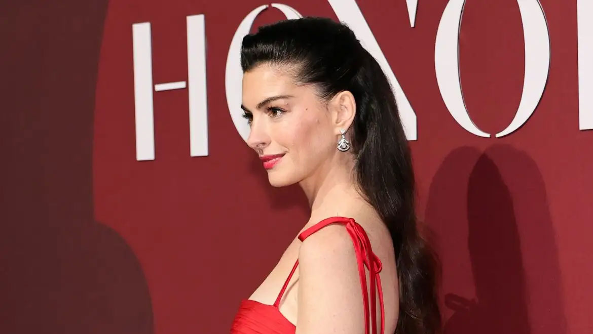 Ηalf-up μαλλιά: Το διαχρονικό χτένισμα που θα σας κάνει να λάμψετε σε κάθε κάλεσμα