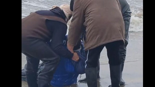 Συγκλονιστικά βίντεο με τη διάσωση του Βούλγαρου ψαρά στις εκβολές του Στρυμόνα - Νεκρός ανασύρθηκε ο φίλος του