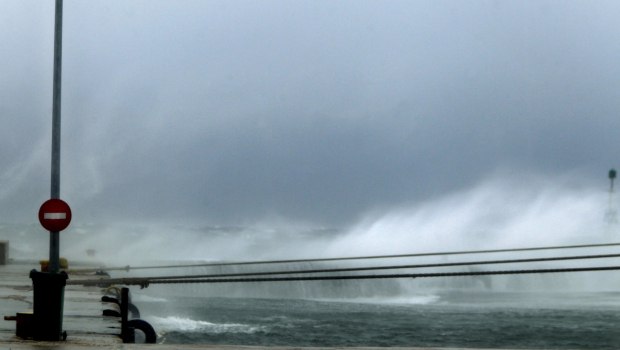 Καιρός: Θυελλώδεις νοτιάδες σε Ιόνιο και Αιγαίο - Πού θα έχει ισχυρές βροχές και καταιγίδες