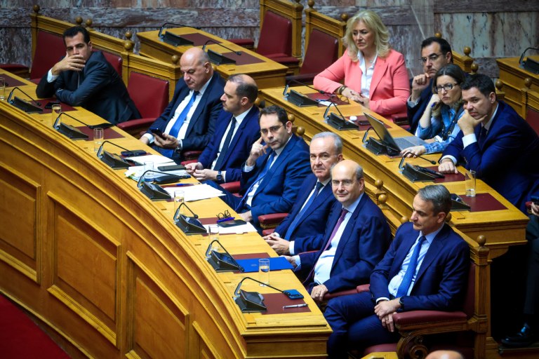 Το άσπρο μαύρο κάνουν Χατζηδάκης και Πλεύρης για να δικαιολογήσουν τη δήλωση Μητσοτάκη για Βενεζουέλα