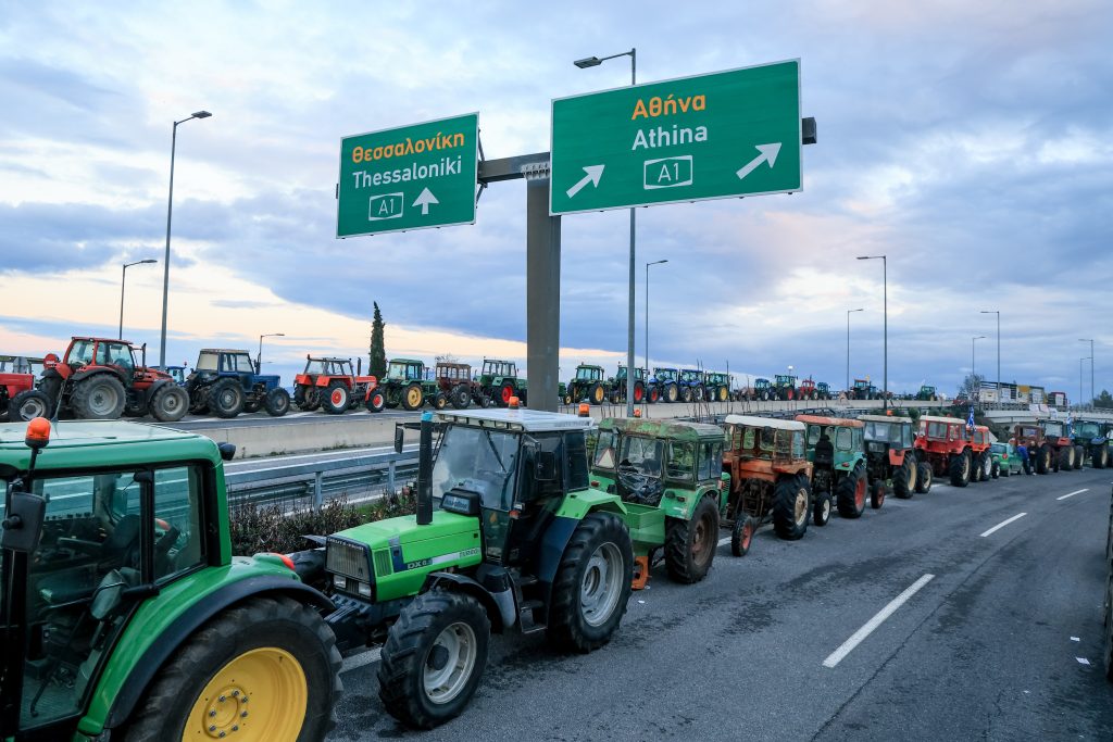 Αγρότες με τρακτέρ