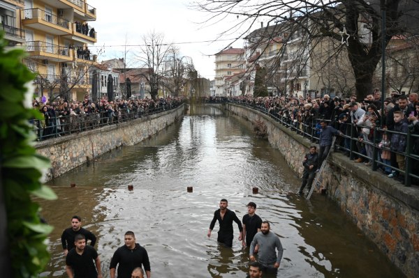 Φλώρινα: Πιάστηκαν στα χέρια για τον Τίμιο Σταυρό - Απίστευτες σκηνές