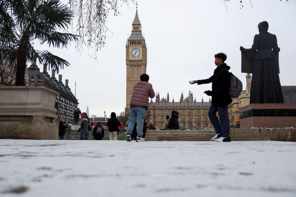 Χιόνι και παγετός πλήτουν την Ευρώπη: Τουλάχιστον 5 νεκροί στη Γαλλία, χάος στις μεταφορές