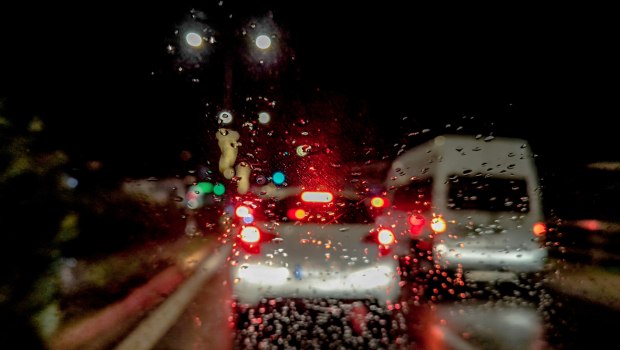 Ξαφνική βροχόπτωση στην Αθήνα - Σε τροχιά κακοκαιρίας η χώρα