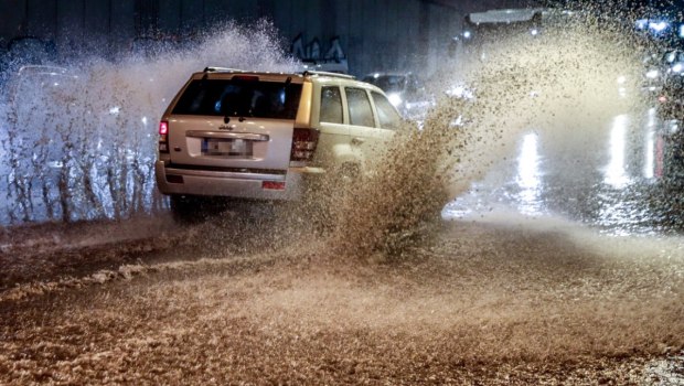 Καιρός: Σε εξέλιξη η κακοκαιρία με ισχυρές βροχές, καταιγίδες και θυελλώδεις ανέμους - Πότε υποχωρούν τα φαινόμενα