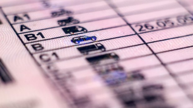 Δίπλωμα οδήγησης: Πότε απαιτείται αντικατάσταση του χάρτινου - Τι ισχύει για την κατηγορία 65+