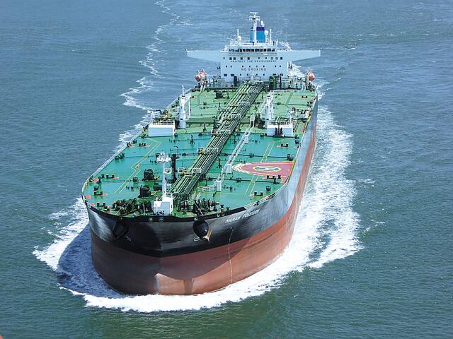 Πετρελαιοφόρο πλοίο στη θάλασσα