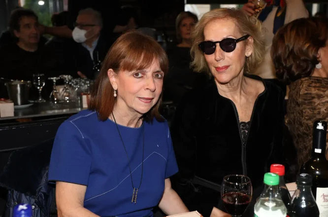 Διονύσης Σαββόπουλος: Η πρώτη δημόσια εμφάνιση της συζύγου του, Άσπας Αραπίδου μετά τον θάνατό του