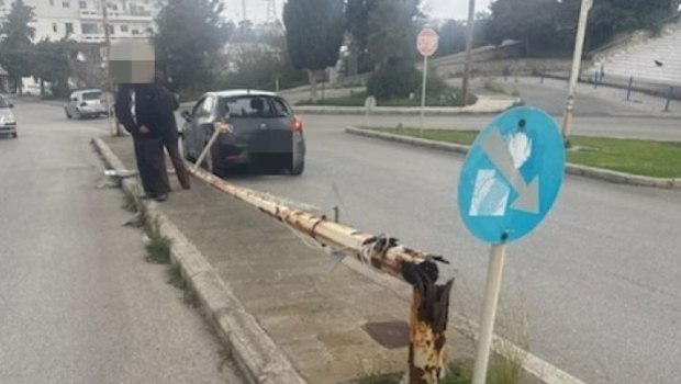 Ρόδος: Κολώνα φωτισμού έπεσε σε διερχόμενο ΙΧ που περίμενε στο φανάρι - Από τύχη γλίτωσε ο οδηγός