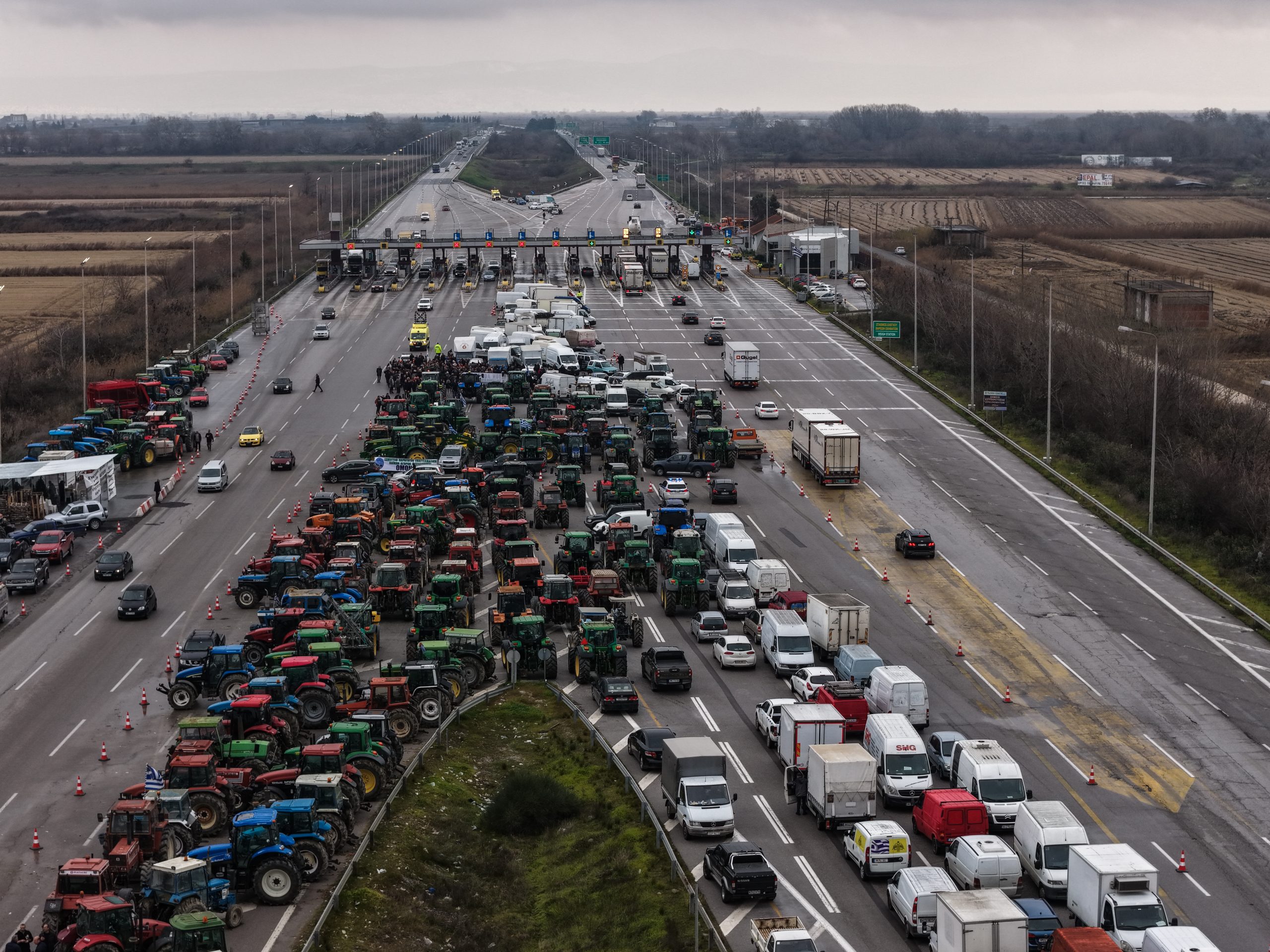 [383553] ΜΗΧΑΝΟΚΙΝΗΤΗ ΠΟΡΕΙΑ ΣΥΜΠΑΡΑΣΤΑΣΗΣ ΣΤΟ ΜΠΛΟΚΟ ΤΩΝ ΑΓΡΟΤΩΝ ΣΤΑ ΜΑΛΓΑΡΑ ΑΠΟ ΦΟΡΕΙΣ ΛΑΪΚΩΝ ΑΓΟΡΩΝ ΤΗΣ ΘΕΣΣΑΛΟΝΙΚΗΣ  (ΒΑΣΙΛΗΣ ΒΕΡΒΕΡΙΔΗΣ/ΜΟΤΙΟΝΤΕΑΜ)