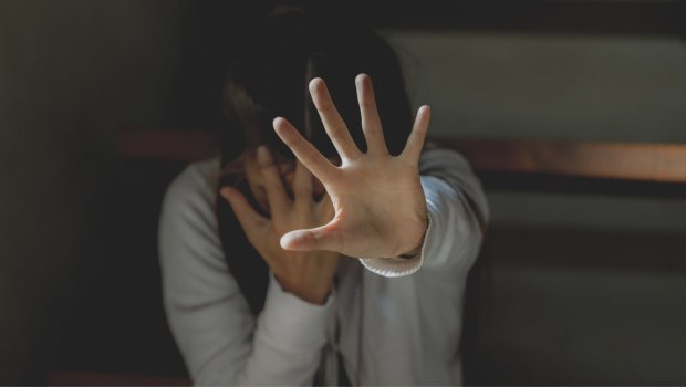 Φρίκη στην Κρήτη: Πατέρας κακοποιούσε τις δύο κόρες του - Άφησε έγκυο τη μία