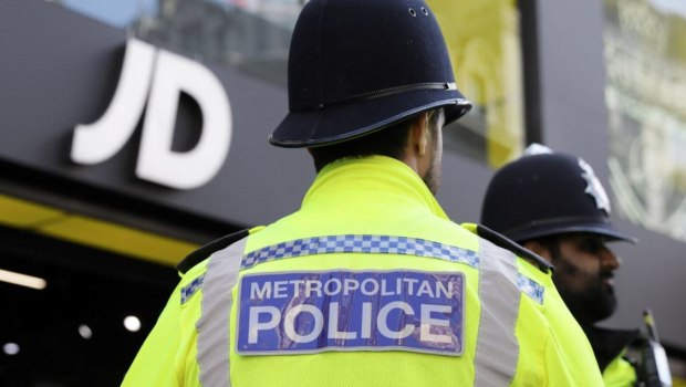 Η βρετανική αστυνομία σε αποσύνθεση – Δίνουν σήμα και όπλο ακόμα και σε βιαστές