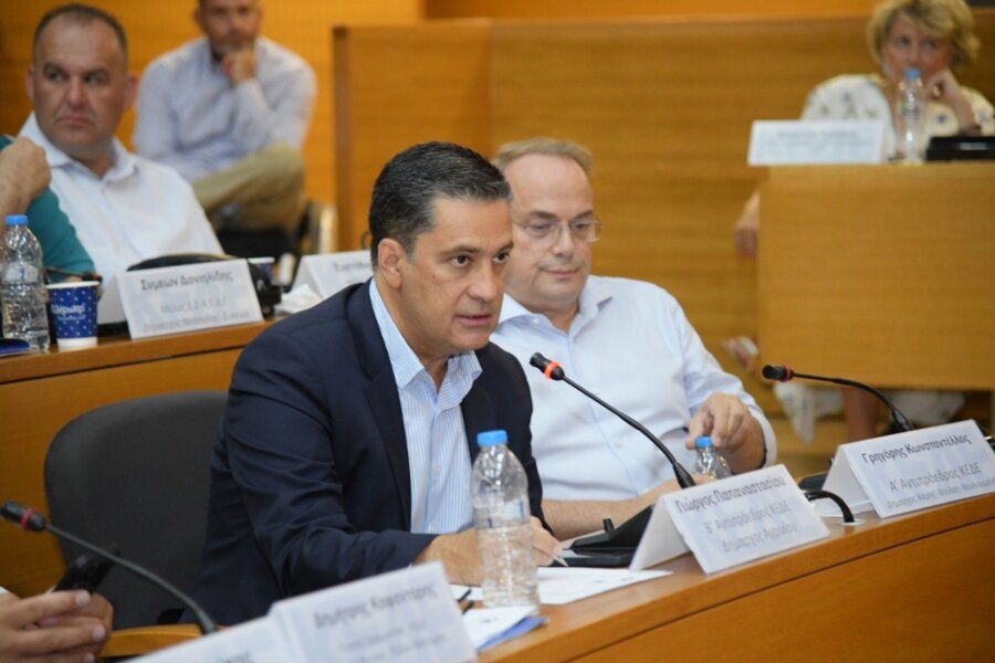 Αγρίνιο: Άνδρας εισέβαλε στο δημαρχείο επιτέθηκε στον δήμαρχο και δάγκωσε υπάλληλο