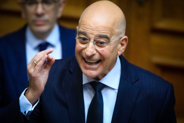 Εξηγήσεις με εντάσεις Δένδια – Καιρίδη στη Βουλή μετά τη καταιγίδα: «Εγώ δεν είμαι Μπογδάνος, τι είσαι παιδαγωγός» – «Δεν έχεις καταλάβει τι έγινε…»