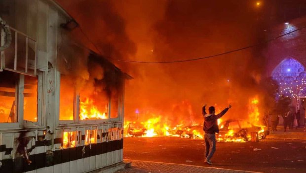 Στις φλόγες κυβερνητικά κτίρια - Χάος στο Ιράν με τους Φρουρούς της Επανάστασης να βγαίνουν στον δρόμο [βίντεο]