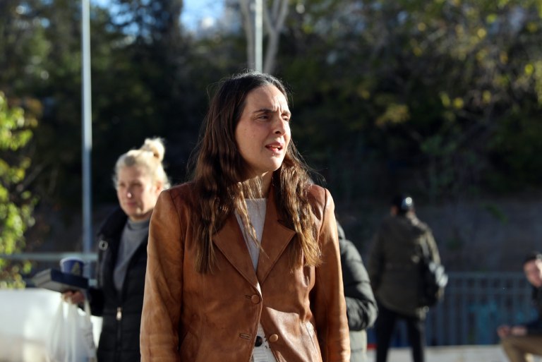 φωτογραφία στην οποία απεικονίζεται η Παρασκευή Τυχεροπούλου, την απομάκρυνση της οποίας η Νέα Αριστερά χαρακτηρίζει εκδικητική