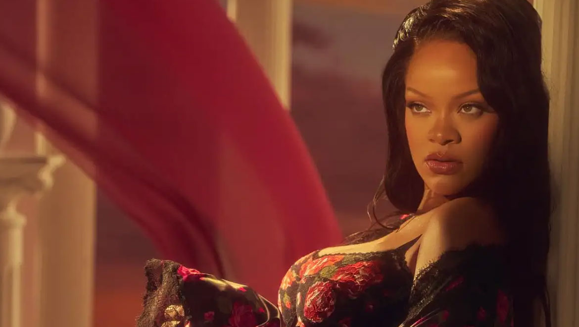Valentine’s Mood: Η Rihanna ποζάρει πιο σέξι από ποτέ και μας προετοιμάζει για την ημέρα των ερωτευμένων