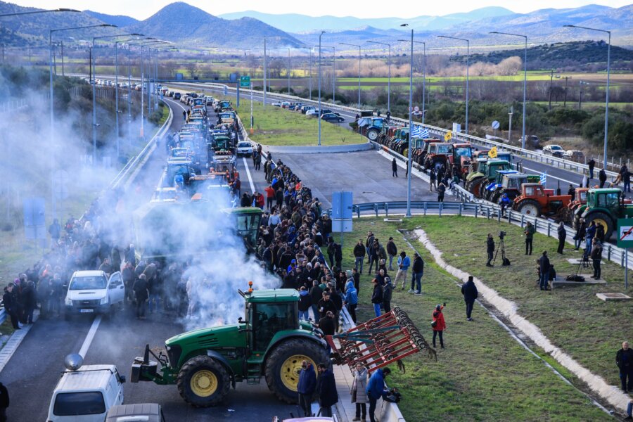 ΑΠΟΚΛΕΙΣΜΟΣ ΤΗΣ ΕΘΝΙΚΗΣ ΟΔΟΥ ΑΠΟ ΑΓΡΟΤΕΣ ΣΤΑ ΤΕΜΠΗ  (EUROKINISSI)