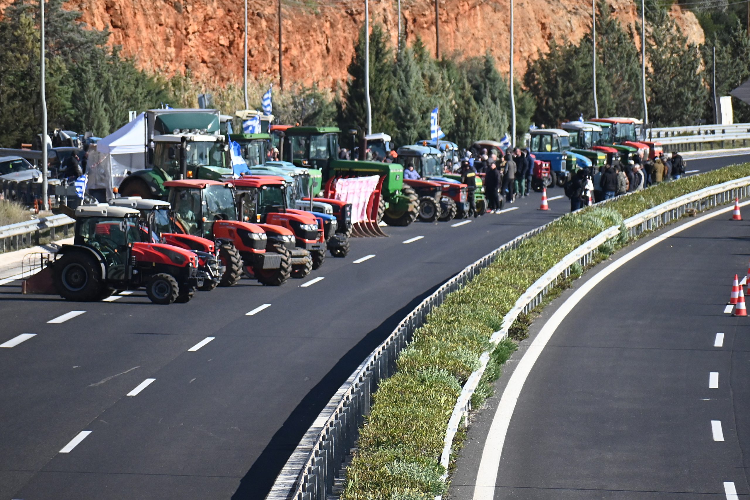 ΚΟΡΙΝΘΙΑ - ΜΠΛΟΚΟ ΑΓΡΟΤΩΝ ΣΤΟΝ ΚΟΜΒΟ ΤΗΣ ΑΡΧΑΙΑΣ ΝΕΜΕΑΣ - ΚΛΕΙΣΤΗ Η ΕΘΝΙΚΗ ΟΔΟΣ  ΚΟΡΙΝΘΟΥ-ΤΡΙΠΟΛΕΩΣ. (ΒΑΣΙΛΗΣ ΠΑΠΑΔΟΠΟΥΛΟΣ / EUROKINISSI)