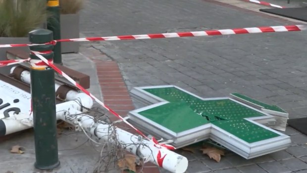 Κυψέλη: Εκτός κινδύνου η 16χρονη που έπεσε στο κεφάλι της πινακίδα φαρμακείου