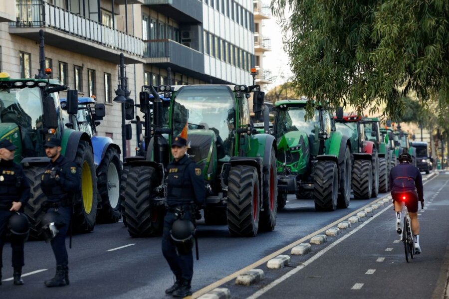 Κλιμακώνονται οι αγροτικές κινητοποιήσεις σε Καταλονία και Γαλικία κατά της συμφωνίας ΕΕ–Mercosur