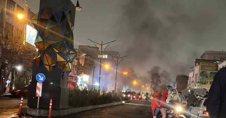 Χάος στο Ιράν: Ο φόβος για «σφαγή στο σκοτάδι», τα σενάρια για αμερικανική επίθεση και ένας Σάχης σε αναμονή