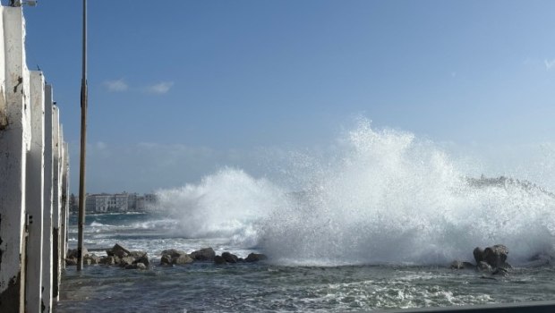 Αυτοκίνητα παρασύρθηκαν από τα κύματα στην Τήνο - Ισχυροί άνεμοι στο νησί