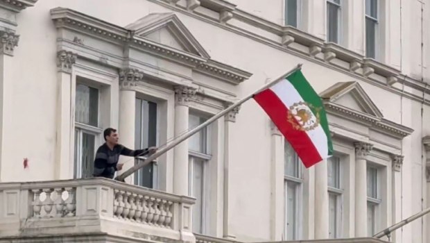 Διαδηλωτής εισέβαλε στην πρεσβεία του Ιράν στο Λονδίνο και αντικατέστησε την σημαία με αυτή προ του 1979