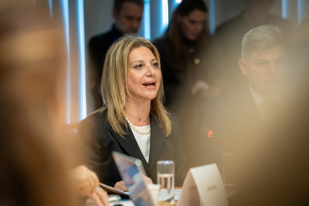 Η Καρυστιανού ανακατεύει την τράπουλα της κεντροαριστεράς