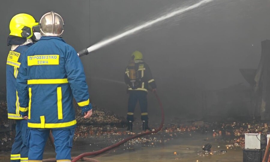 εικόνα που δείχνει πυροσβέστες να επιχειρούν στον έναν από τους δύο χώρους της επιχείρησης όπου ξέσπασε η φωτιά
