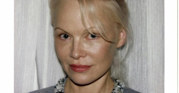 Η Pamela Anderson επέστρεψε στο χαρακτηριστικό πλατινέ ξανθό της