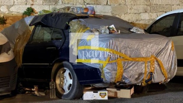 Κρήτη: 87χρονη ζει σε… εγκαταλελειμμένο αυτοκίνητο στο Ηράκλειο