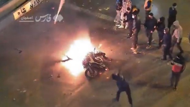 O Ιρανός ΥΠΕΞ Αραγκτσί ανήρτησε δολοφονίες αστυνομικών και αναρωτήθηκε αν οι ΗΠΑ θα το ανέχονταν [βίντεο]