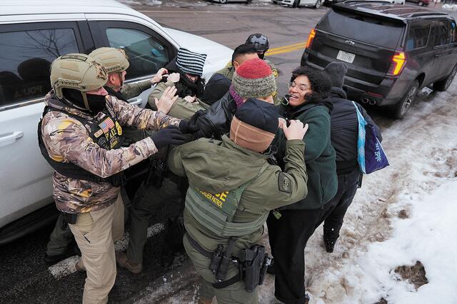 Σύλληψη από ICE σε δρόμο
