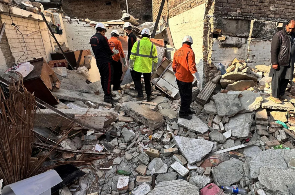 Διασώστες σε ερείπια έκρηξης