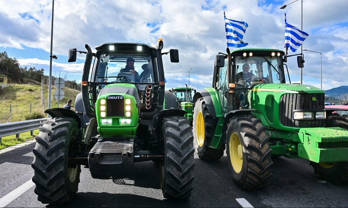 ΑΠΟΚΛΕΙΣΜΟΣ ΤΗΣ ΕΘΝΙΚΗΣ ΟΔΟΥ ΑΠΟ ΑΓΡΟΤΕΣ ΣΤΑ ΤΕΜΠΗ  (EUROKINISSI)