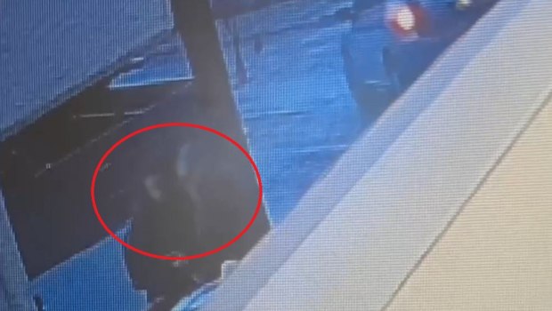 Πάτρα: Μυστήριο με την εξαφάνιση της 16χρονης Λόρας - Βίντεο ντοκουμέντο τη δείχνει να συνομιλεί με άγνωστο άνδρα