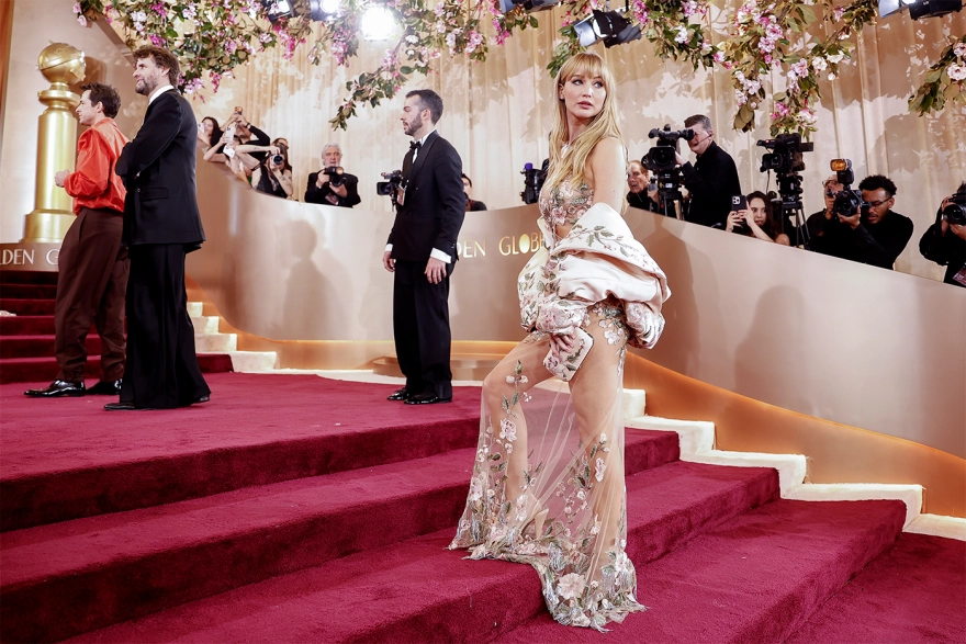 Jennifer Lawrence: Κάλυψε μόνο τα απαραίτητα με λουλούδια και μάγεψε στις Χρυσές Σφαίρες