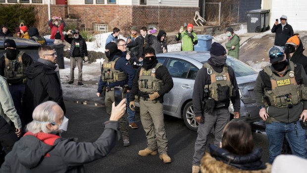 Η Μινεσότα μήνυσε την υπουργό Εσωτερικής Ασφάλειας –Μετά τον φόνο γυναίκας από πράκτορα της ICE