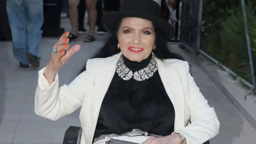 Η Ζωζώ Σαπουντζάκη πήρε εξιτήριο από το νοσοκομείο μετά την περιπέτεια υγείας της