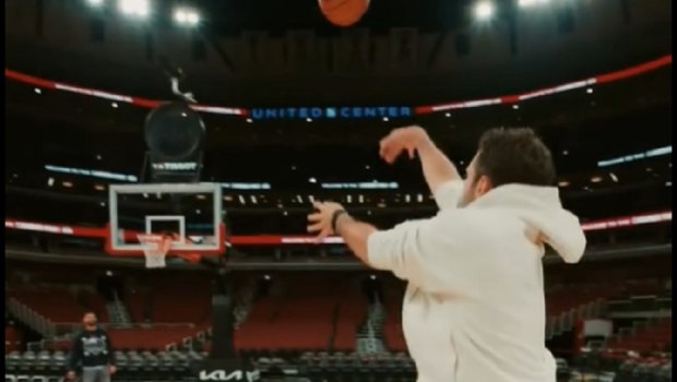 Ο Κωνσταντίνος Αργυρός έπαιξε μπάσκετ στο γήπεδο των Σικάγο Μπουλς (vid)