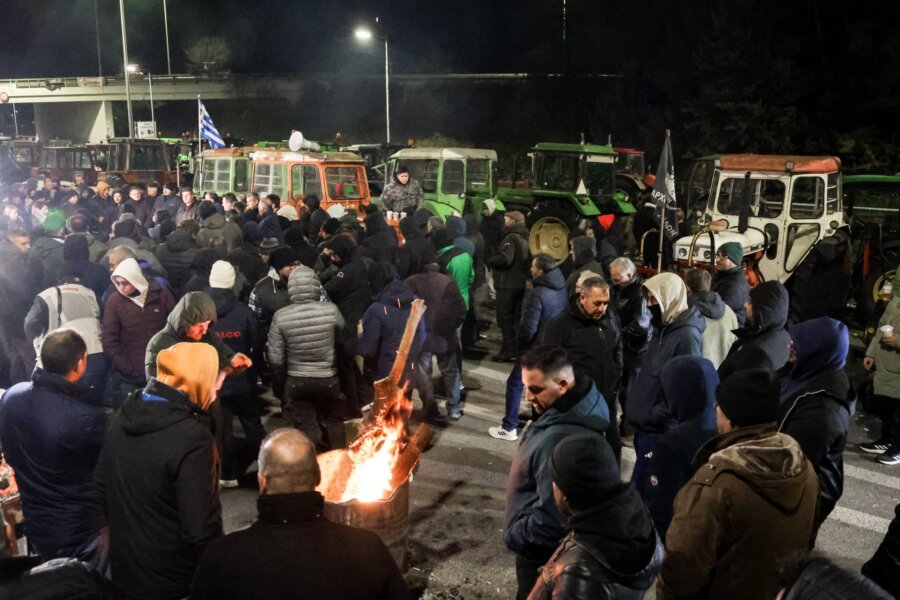 ΣΥΝΕΛΕΥΣΗ ΤΩΝ ΑΓΡΟΤΩΝ ΣΤΟ ΜΠΛΟΚΟ ΤΗΣ ΝΙΚΑΙΑΣ ΣΤΗ ΛΑΡΙΣΑ  (EUROKINISSI)