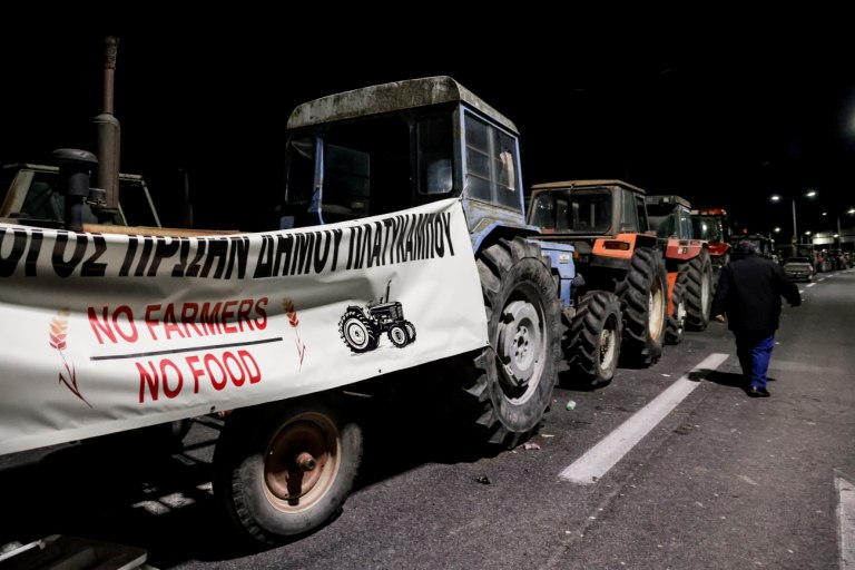 Κλιμακώνουν οι αγρότες, σκέψεις και για τρακτέρ στην Αθήνα – Με ποινές απειλεί το Μαξίμου και συναντά μόνο τους «πρόθυμους»